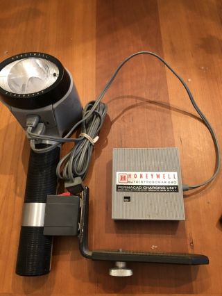 Vintage Honeywell Strobonar Pressmaster 660 Black Flash And Handle Camera Mount