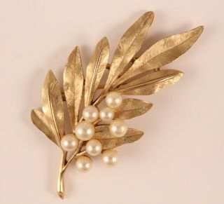 Vintage Crown Trifari Gold Textured Leaf Branch Brooch With Pearls