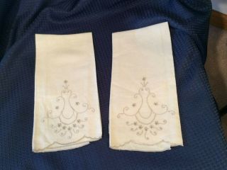2 Vintage Fingertip Or Guest Towels With Lovely Embroidery Linen Color