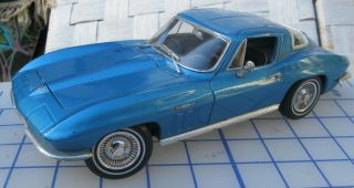 1965 Chevrolet Corvette Blue 1/18 Diecast Model Car By Maisto Vette Midyear C2