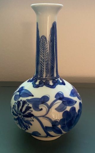Vintage Chinese Asian White & Blue Porcelain Flower Bud Vase Decor,  6.  5” Tall