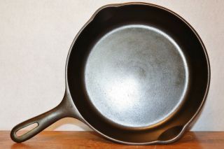 Vintage Size No.  7 Wagner Unmarked " 9 3/4 Inch Skillet " Cast Iron Frying Pan