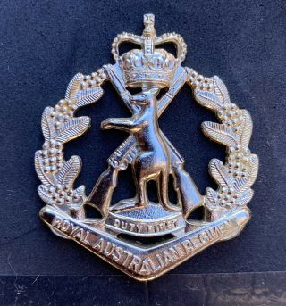 Vintage Royal Australian Regiment Metal Cap Badge Insignia Australia Military