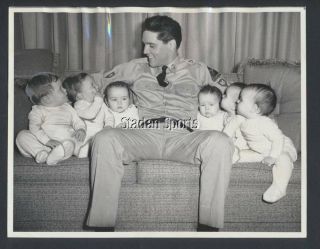 Vintage Elvis Presley " G.  I.  Blues " 1960 - Press Photo With Baby Actors