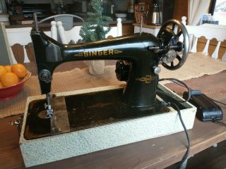Vintage Singer Model 32 Sewing Machine With Case.