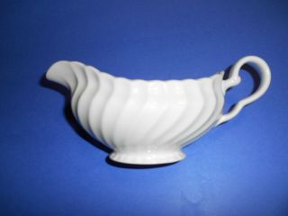 (g - 34) Vintage Made In England White Swirled Porcelain Gravy Boat