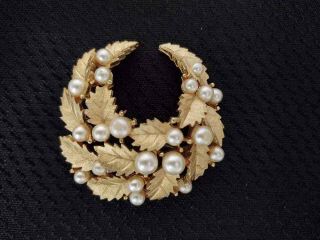 Vintage Trifari Crown? Gold Toned Metal Brooch With Leaves/faux Pearls.