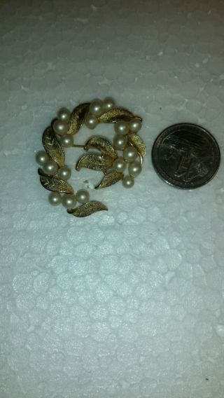 Vintage Crown Trifari Signed Faux Pearl & Gold Tone Pin Brooche
