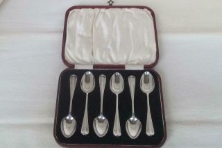 A FINE CASE SET OF SIX SOLID STERLING SILVER TEA / COFFEE SPOONS SHEFFIELD 1925. 2