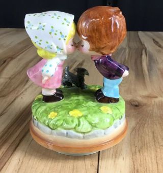 Vtg Ceramic Wind Up Rotating Music Box Kissing Boy & Girl Watching Puppy Japan
