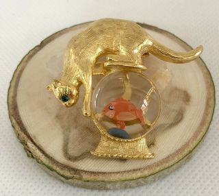 Vintage Gold Crown Cat In Fish Bowl Lucite Jelly Brooch Pin Signed Green Gold