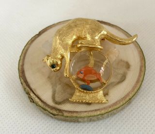 Vintage Gold Crown Cat In Fish Bowl Lucite Jelly Brooch Pin Signed Green Gold 3