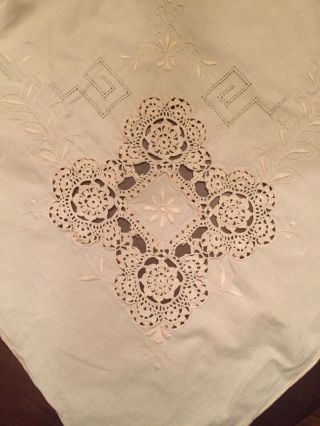 Vintage Embroidered Crocheted Lace Inserts Ecru Tablecloth Scalloped Edges 3