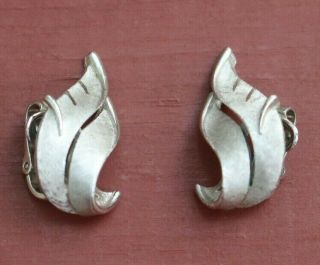 Vtg Clip On Earrings Signed Crown Trifari Silver Tone Plume Leaf Twisted 246