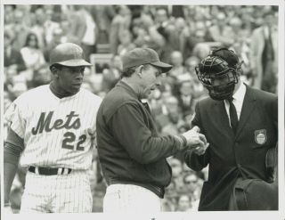 1969 Press Photo Gil Hodges Of The Ny Mets Shows Umpire Smudge On Ball