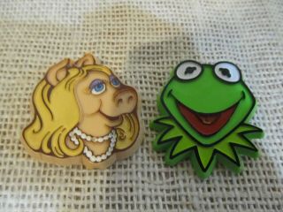 Vintage Kermit The Frog 1978 & Miss Piggy 1979 Pin Button Hallmark The Muppets
