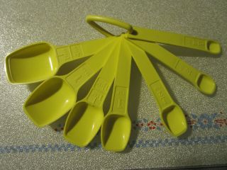 Vtg Tupperware Measuring Spoon Set 7 Pc - Yellow - 7 Spoons Triangle Holder - -