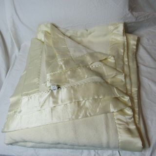Vintage Acrylic Nylon Trim Smooth Blanket King 91 X 107 Made In Usa Off White