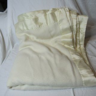 Vintage Acrylic Nylon Trim Smooth Blanket King 91 x 107 Made in USA Off White 2