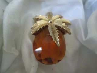 Vintage Signed Sarah Coventry Amber Glass Pineapple Fruit Gold Tone Brooch Pin