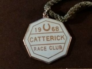 VINTAGE HORSE RACING BADGE - CATTERICK RACE CLUB - 1968 ANNUAL MEMBER 2