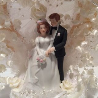 Vtg Ceramic Bride & Groom Wedding Cake Topper Flowers 70’s Ornate Stand 2