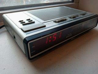 1982 Sanyo Model Rm6100 Thin Am Fm Alarm Digital Clock Radio