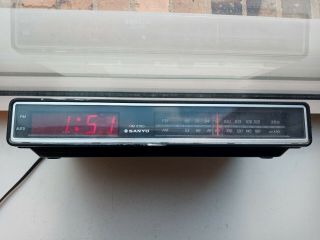 1982 Sanyo Model RM6100 Thin AM FM Alarm Digital Clock Radio 2