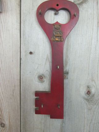 Vtg Wood Key Shaped Wall Hanging Key Holder Enesco Metal Rocking Chair Yarn Red