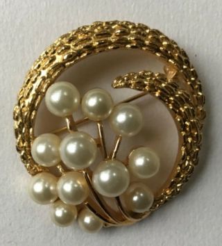 Vintage Gold Tone Round Trifari Leaf Pin / Brooch With Faux Pearls
