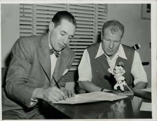 1948 Press Photo Bob Feller,  Bill Veeck Of Cleveland Indians Feller Signs Contra