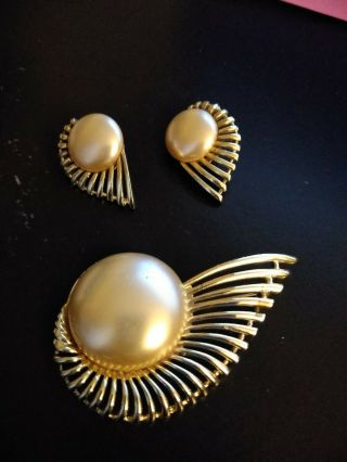 Vintage Sarah Coventry Brooch And Clip On Earrings