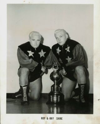 1960 Press Photo Pro Wrestling Tag Team Roy And Ray Shire With Trophy