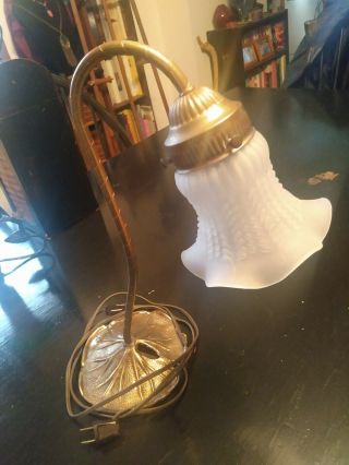 VINTAGE BRASS GOOSENECK LILLY PAD ELECTRIC TABLE LAMP WITH GLASS SHADE 2