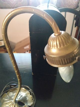 VINTAGE BRASS GOOSENECK LILLY PAD ELECTRIC TABLE LAMP WITH GLASS SHADE 3