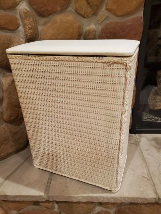 Vintage Mid - Century White Wicker Cloths Laundry Hamper With Cushioned Lid