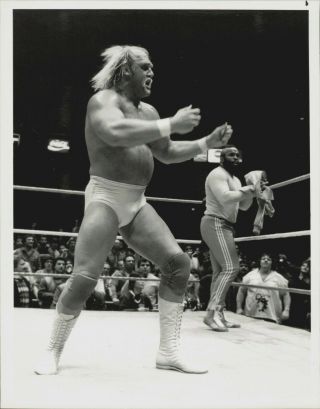 1985 Press Photo Pro Wrestling Action Hulk Hogan And Mr.  T Wait In The Ring