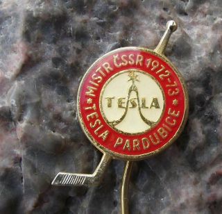 1973 Tesla Pardubice Czech Ice Hockey Team Championship Year Club Pin Badge