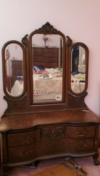 Dresser W/ Mirror  Vintage 4 Drawer Dresser W/ 3 Moving Mirrors