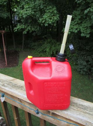 Vintage 11810 Blitz Red Plastic 2 Gal 8 Oz Gas Can Vented & Easy Grip Handle Ex