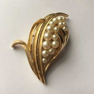 Vintage Crown Trifari Signed Faux Pearl Gold Tone Flower Leaf Brooch