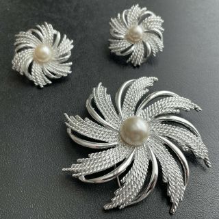 Signed Sarah Cov Vintage Pearl Silver Tone Flower Brooch Pin & Earrings Set 439
