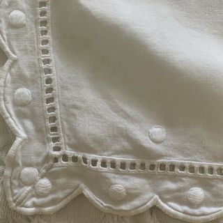 Vintage Italien White Linen Tablecloth With Scalloped Edges And Dots 44”