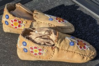 Antique Moccasins Native American Indian Beaded Tanned Hide / 10 1/2 "