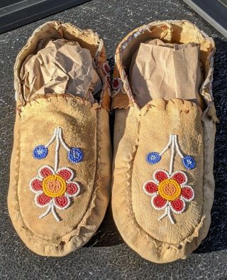 Antique Moccasins Native American Indian Beaded Tanned Hide / 10 1/2 