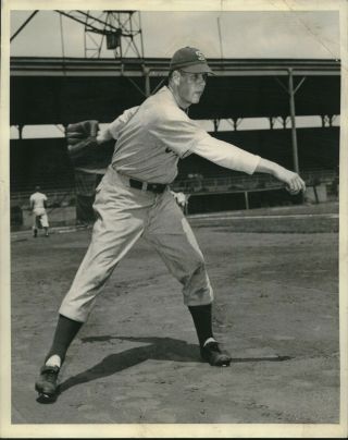 1944 Press Photo Bob Mistel Of The St.  Paul Saints Pitching Pose
