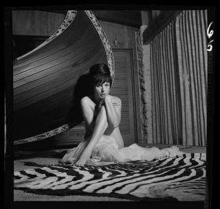 Bunny Yeager 1950s Camera Negative Sultry Self Portrait Nude In Black Wig Pin - Up