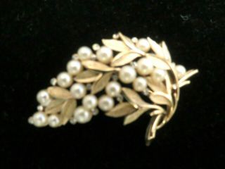 Vintage Trifari Brushed Gold And Pearl Leaf Brooch Pin