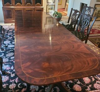Flamed Mahogany Dining Table with 3 Extension Leaves and 8 matching Chairs 3
