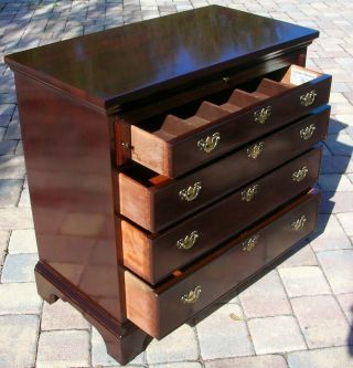 CRAFTIQUE 4 Drawer Solid Mahogany Chippendale Bachelor ' s Chest W/ Pull Out Tray 5